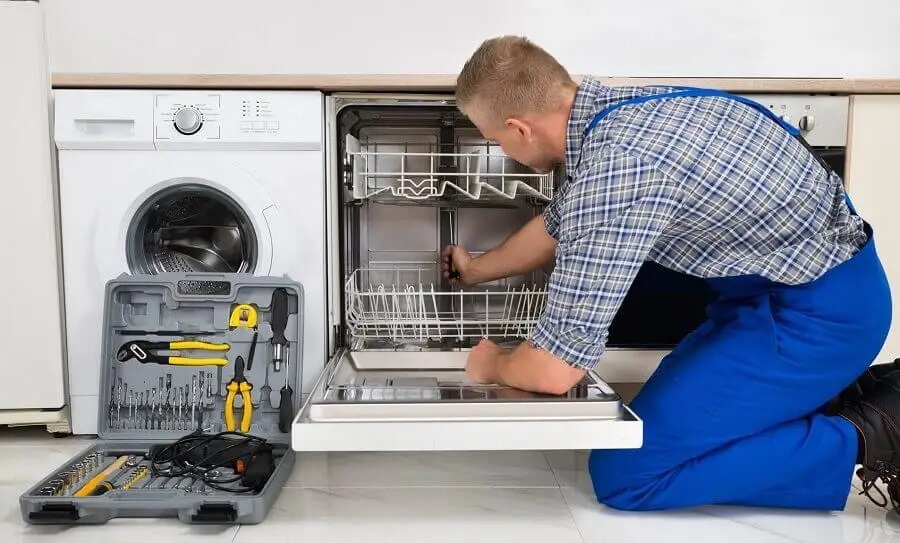 Didim Liebherr servisi teknisyen ekibi beyaz eşya tamiri yaparken